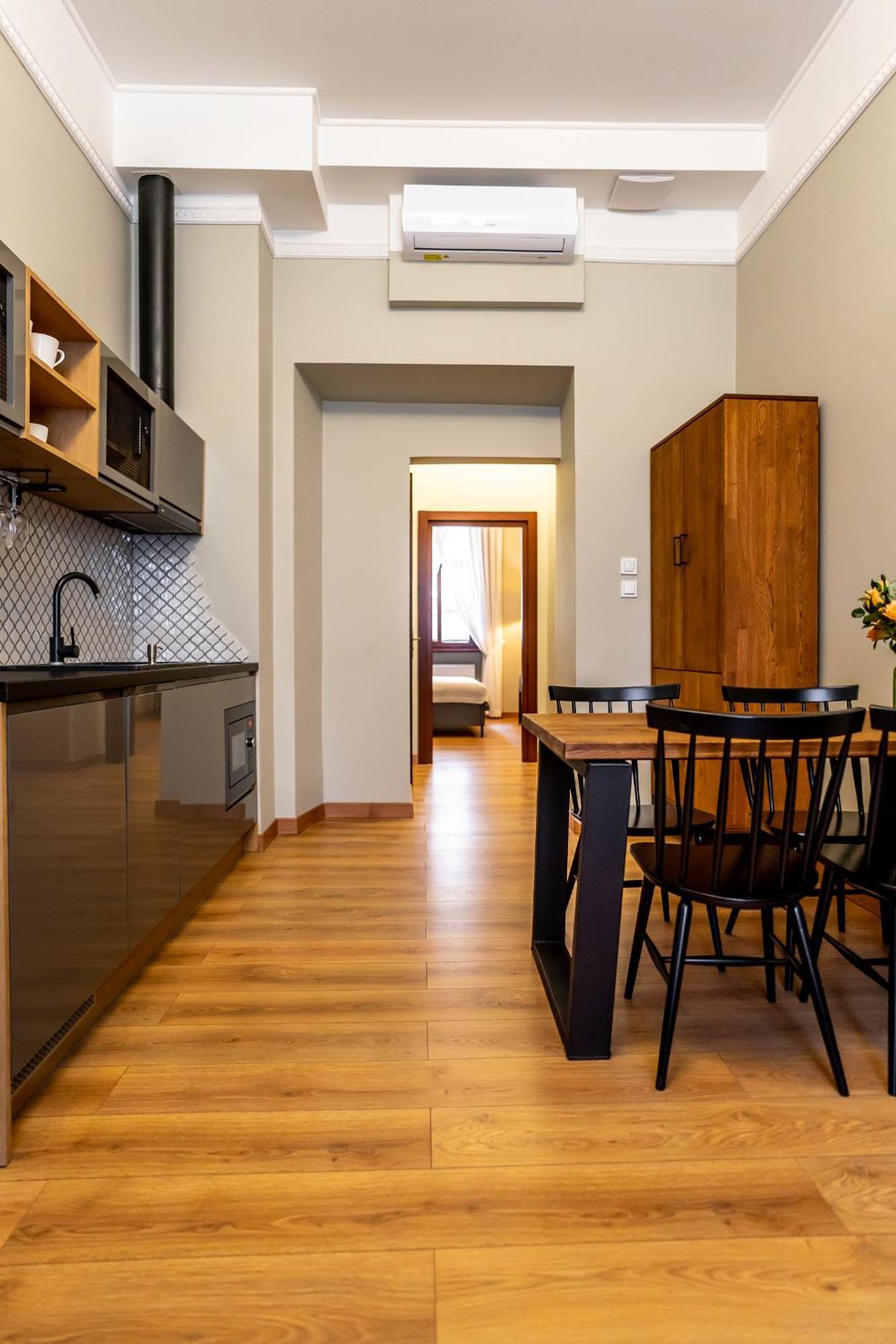 Old Town Ac Apartments Main Raiway Station Краков Экстерьер фото
