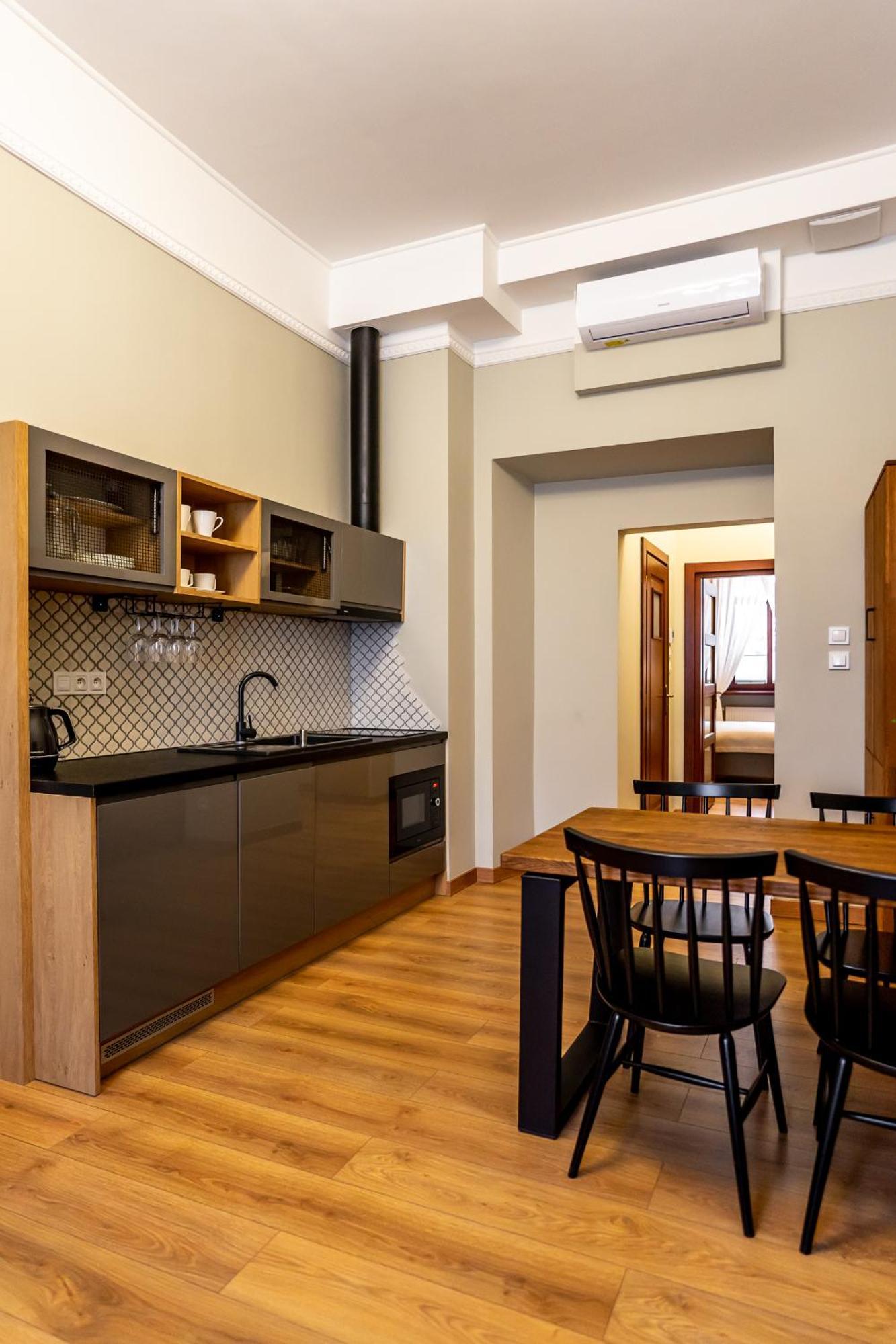 Old Town Ac Apartments Main Raiway Station Краков Экстерьер фото