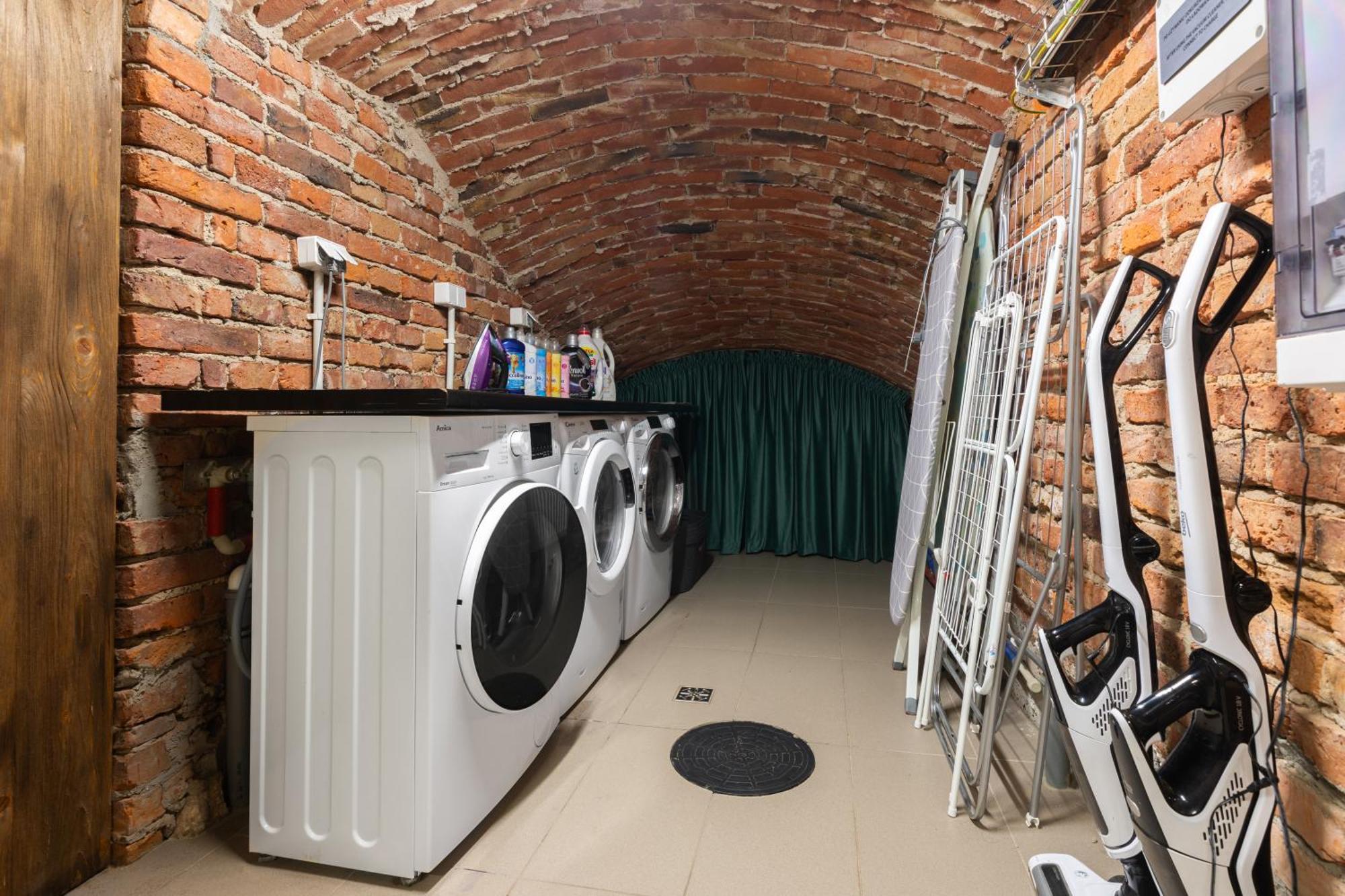 Old Town Ac Apartments Main Raiway Station Краков Экстерьер фото